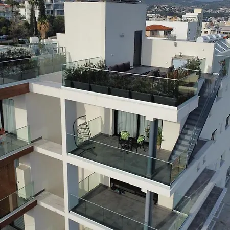 Apartment Two Bed Penthouse With Private Seaview Rooftop Garden *